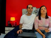 Somos una pareja apasionada, experimentada y de mente abierta. Ella tiene 34 años, es segura de sí misma, sensual y juguetona. Él tiene 40, es dominante, atento y sabe cómo generar verdadera tensión. Juntos creamos una química explosiva que se siente desde el primer minuto. Nos describen como intensos, auténticos e increíblemente conectados. Si vienes a vernos, no solo verás un espectáculo... experimentarás verdadera pasión, verdadero deseo y una pareja que disfruta de cada momento juntos.