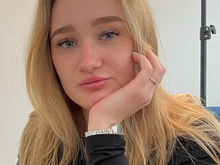 naughty camgirl fingering pussy CristieBozzone
