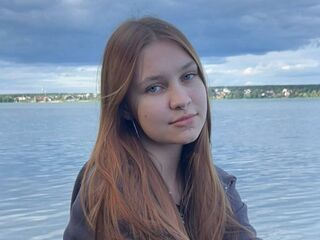 naked camgirl masturbating with vibrator LeaDeeg