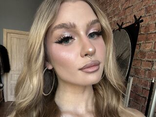 camslut fingering shaved pussy SaphiraLuxe