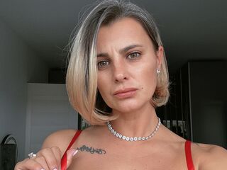 cam girl masturbating with vibrator AnishaBee