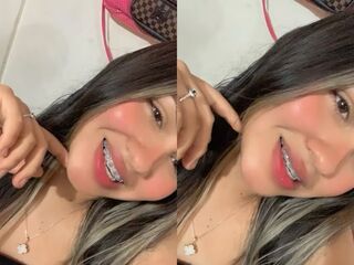 camwhore fingering shaved pussy CamilaFezz