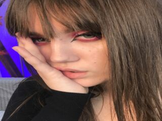 cam girl playing with vibrator CarlaCherry