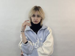 hot cam girl masturbating with vibrator DorisTorchio