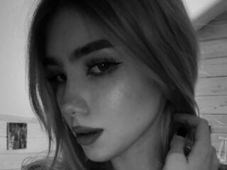 camwhore fingering shaved pussy EmmaBlond