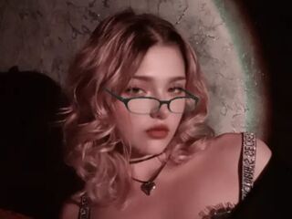 camgirl showing tits GlynisLathon