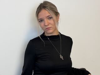 camslut topless KeiraTullier