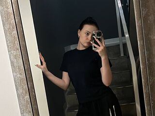 live cam show KiraBentley