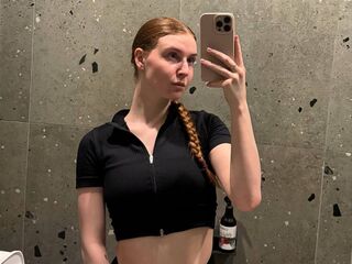 hot camslut LessieNunz