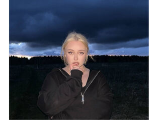 fingering cam girl LitaBloom