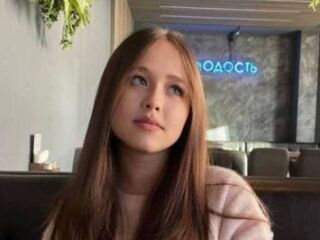 camslut showing tits OlesiaSun