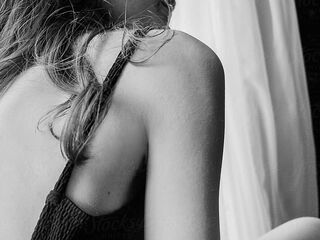 naked camgirl picture RemaRoy