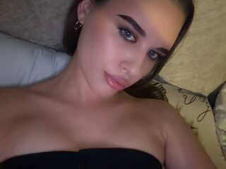 naked camgirl masturbating with dildo RhiannonJumper