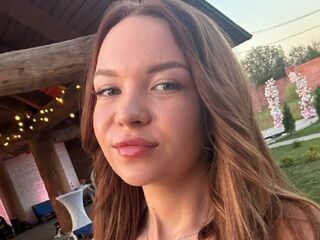 hot cam girl fingering shaved pussy SadeBergum