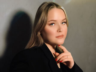 naked girl with webcam masturbating with dildo SallySavage