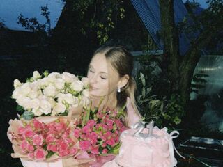 camgirl masturbating with vibrator SharlynHazelton