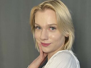 camslut fingering shaved pussy YerWhooley